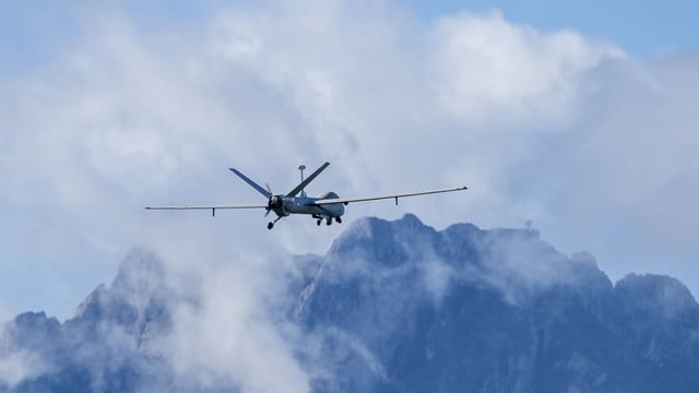 Die neue Armeedrohne fliegt in Richtung Pilatus, dem Luzerner Hausberg. Der Himmel ist leicht bewölkt.