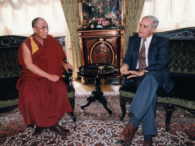 Cotti and Dalai Lama in the Federal Palace.