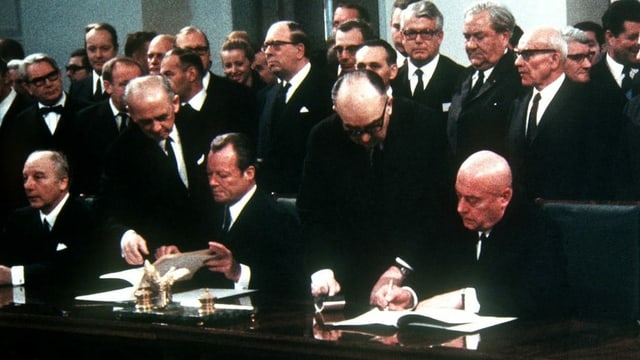 Willy Brandt signs the contract