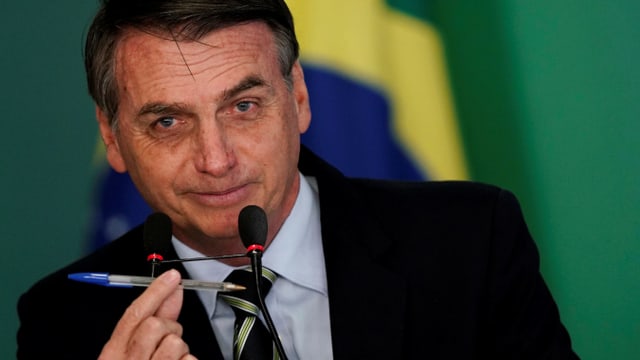 Jair Bolsonaro hält einen Kugelschreiber in die Kamera