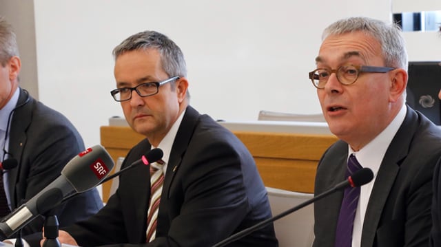 Thomas Weber und Christoph Brutschin an einer Medienkonferenz.