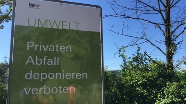 Plakat mit Aussage "Privaten Abfall deponieren verboten"