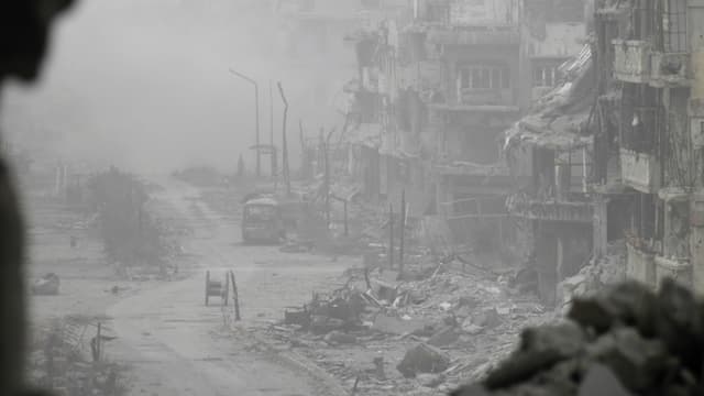 Blick in eine vollständig zerstörte Strasse in Syrien