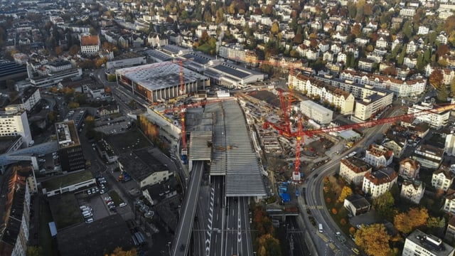 Baustelle über Autobahn aus der Vogelperspektive.