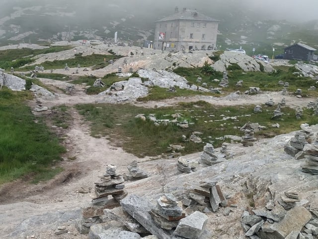 Ganz viele Steinmandli, aufgeschichtete, Steine auf der Passhöhe.