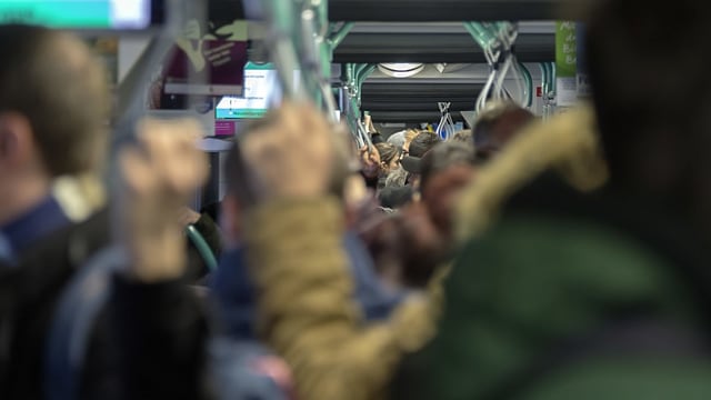 «Duggede» in einem Tram der Basler Verkehrsbetriebe (BVB)