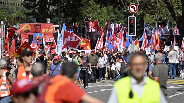 Mehrere Tausend Menschen haben sich in Bern zur nationalen Kaufkraft-Demo versammelt. 