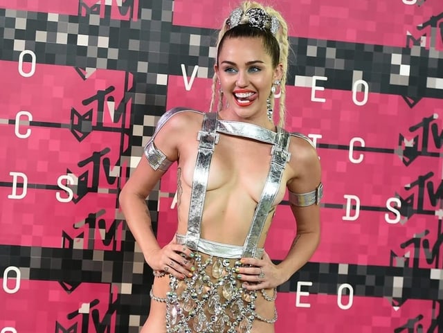 Miley Cyrus posiert  mit leichter Bekleidung an der Fotowand der MTV Music Awards.