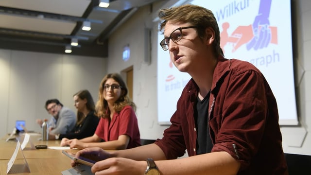 Referendumskomittee fotografiert von der Seite