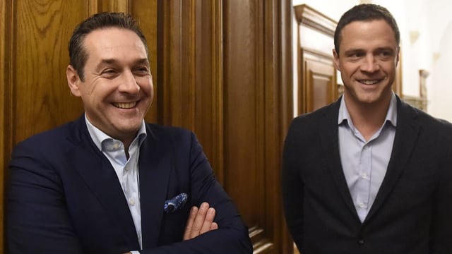 Strache und Gudenus, beide lachen.