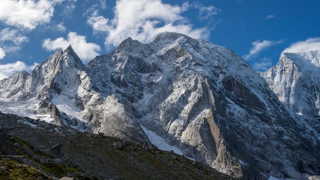 Drei grosse, schneebedeckte Berge, und darunter viel Schutt und Geröll.