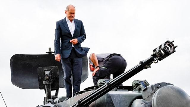 Olaf Scholz auf Gepard-Panzer