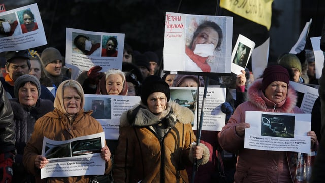 Demonstranten mit Transparenten