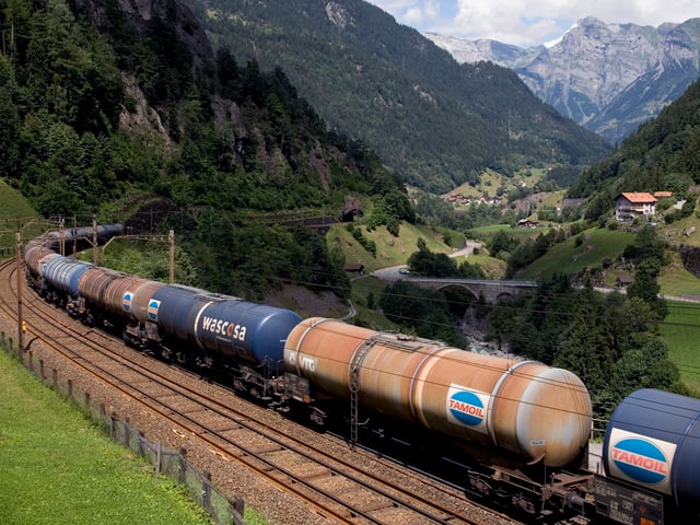 Güterzug mit Tankwagen in Gurtnellen (UR).