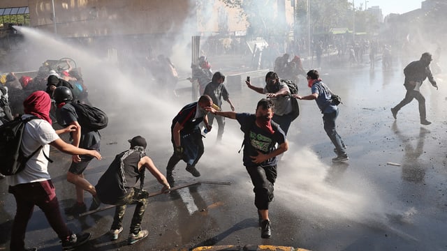 Demonstrierende in den Strassen von Santiago de Chile.