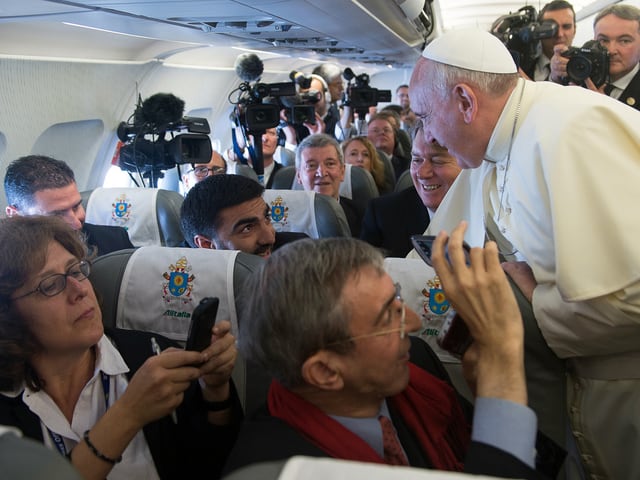 Franziskus schüttelt im Flugzeug reichlich Hände.