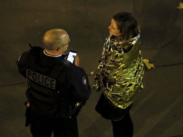 Frau im Gespräch mit Polizist