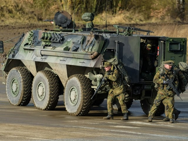 Ein Radpanzer der Bundeswehr vom Typ Fuchs, steht während einer Gefechtsvorführung auf dem Übungsplatz. 