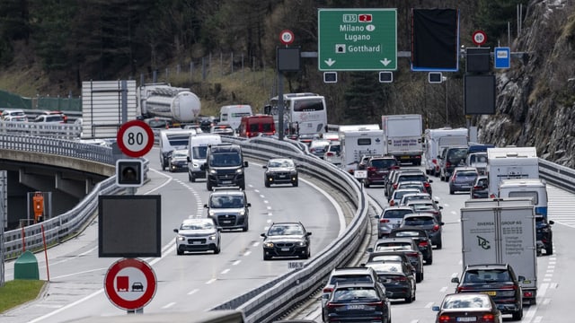 Autos stauen sich vor dem Gotthardtunnel.