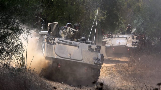 Israelische Panzer in voller Fahrt.