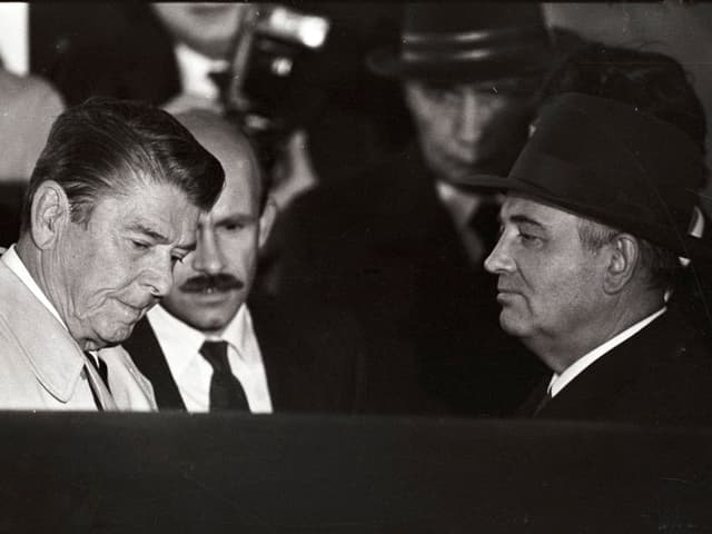 US-Präsident Ronald Reagan und der russisches Staatschef Michail Gorbatschow wechseln letzte Wort bevor sie sich nach stundenlangen Gesprächen in Finnland wieder trennen, 12. Oktober 1986. (reuters)