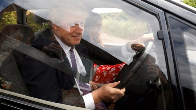 Boris Johnson am Steuer eines Autos.