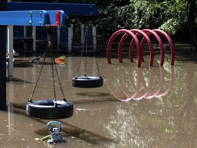 Ein überfluteter Spielplatz in New York.