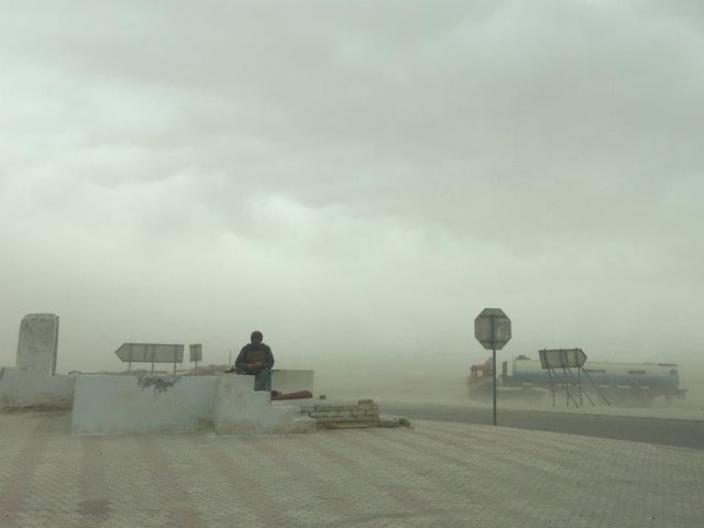 Leerer Platz mit vom Sand getrübter Luft. 