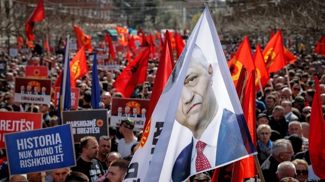 Kundgebung mit Fahnen und Plakaten in Pristina.