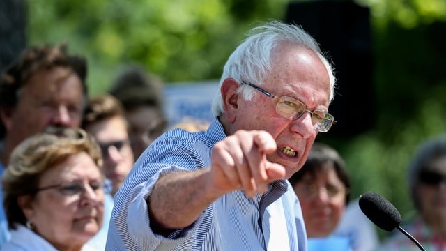 Der demokratische Senator Bernie Sanders hält eine Rede 