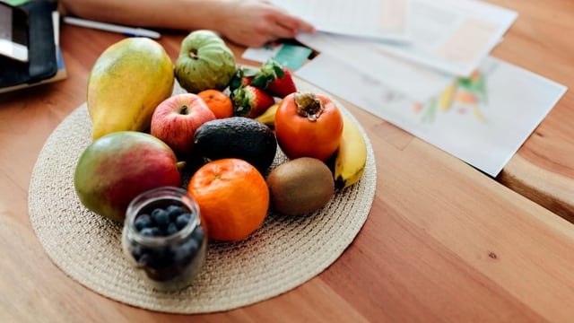 Früchteschale mit exotischen Früchten