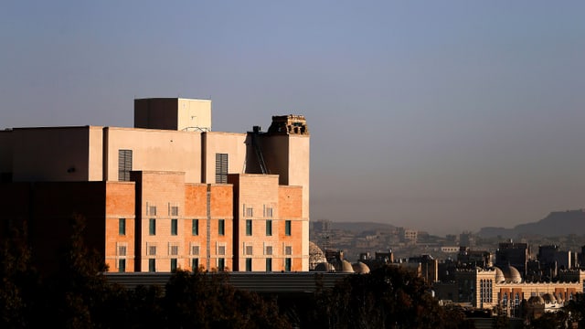 Botschaftskomplex in Sanaa Jemen. Im Hintergrund die Stadt in der Abenddämmerung.