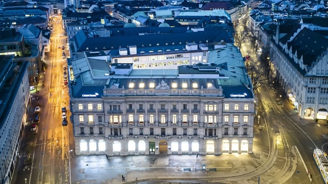 Die Credit Suisse von oben in der Nacht