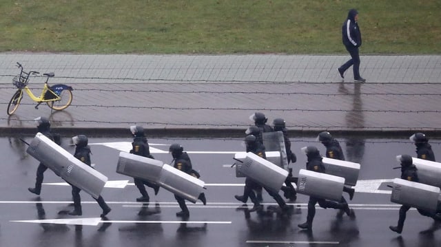 Contra police forces in Minsk pretend protesters.