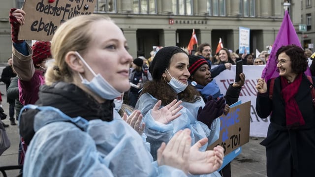 Mehrere Hundert Beschäftigte aus dem Gesundheitswesen forderten in Bern bessere Arbeitsbedingungen. 