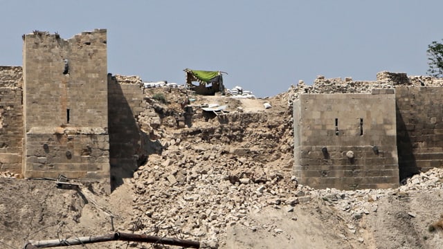 Zerstörter Teil der Mauer um die alte Zitadelle. Die Zitadelle selber ist nicht mehr sichtbar.