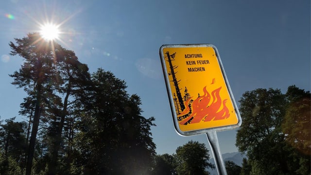 Schild macht aufmerksam auf Waldbrandgefahr