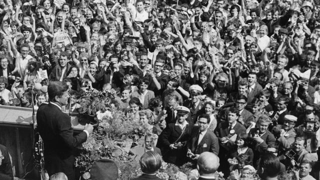 John F. Kennedy vor Tausenden Leuten. 