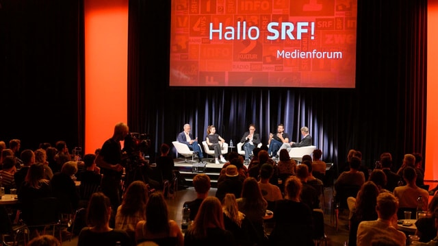 Die Expertenrunde auf dem Podium (von links): Daniel Süss (Professor für Medienpsychologie, ZHAW), Zoë Maire (Leiterin easyvote), Tristan Brenn (Chefredaktor TV, SRF), Manuel Thalmann (Bereichsleiter Jugend, SRF) sowie Moderator Franz Fischlin.