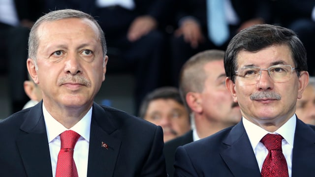 Erdogan (l.) und Davutoglu sitzen nebeneinander