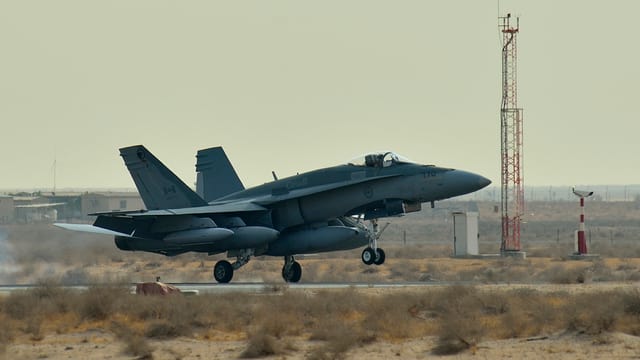 Kanadischer Kampfjet bei der Landung auf einem Flughafen