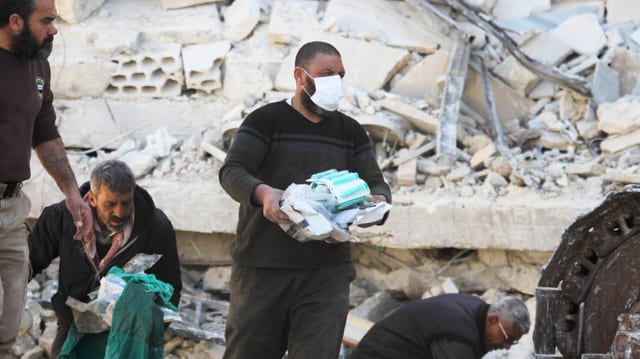 Helfer bergen nach einem Angriff auf ein Spital medizinisches Material aus den Trümmern. (reuters)