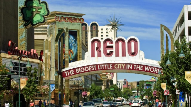 Hauptstrasse in Reno mit Schild «THE BIGGEST LITTLE CITY IN THE WORLD»