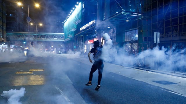 Demonstrant im Tränengas-Nebel.