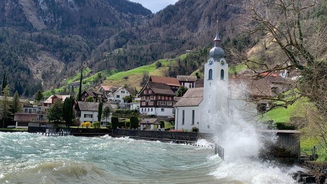 Der Föhnsturm peitscht am Karfreitag die Wellen des Vierwaldstättersees an die Ufer bei Bauen. 