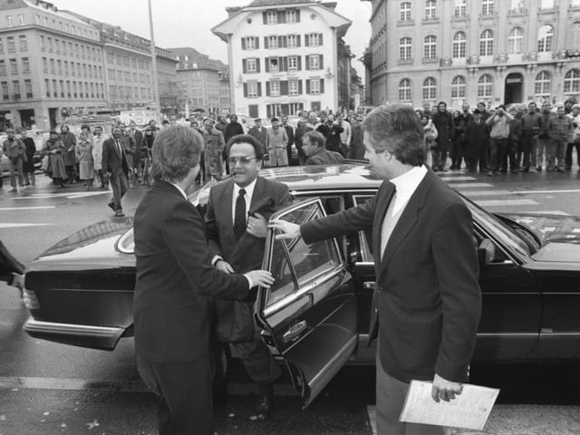 Mann steigt aus Auto