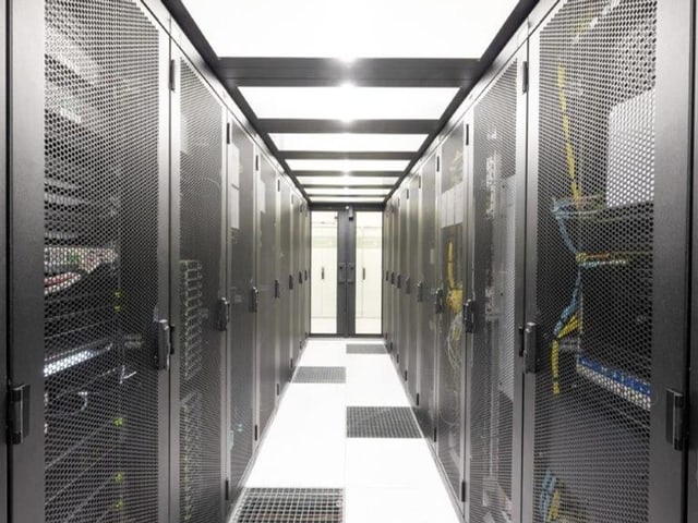 Server-Racks mit Gittertür und Status-LED-Lämpchen in einem gekühlten und belüfteten Serverraum