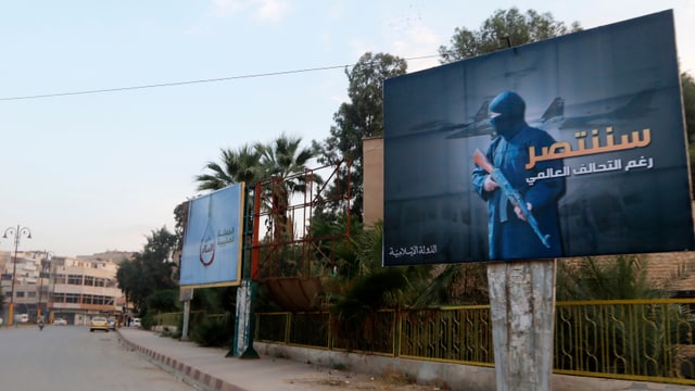 IS-Plakate an einer Strasse in Rakka, Syrien.