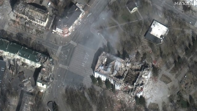 Ein Satellitenfoto zeigt das Theater von Mariupol nach dem Beschuss.