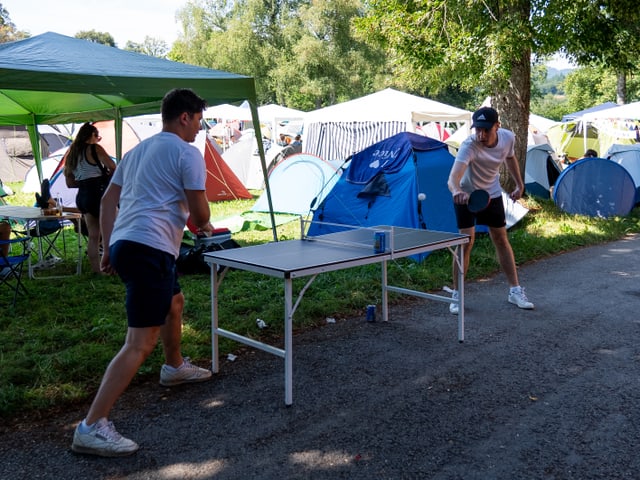 Zwei Leute spielen Pingpong